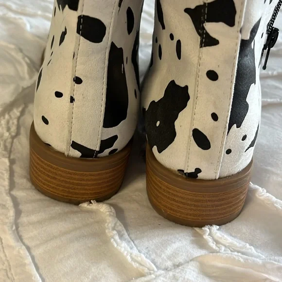 Lace up “Cow” Boots Sz 8 - Picture 4 of 4